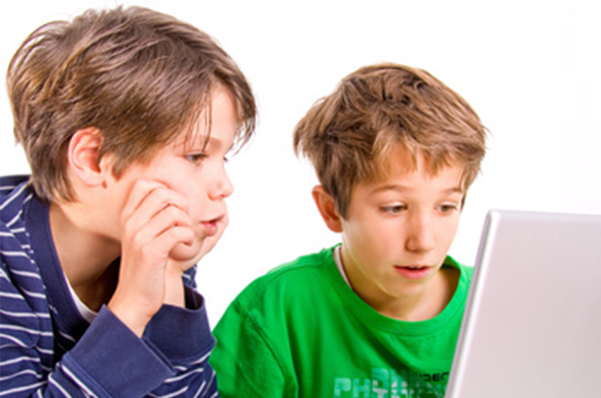 zwei kinder vor dem laptop